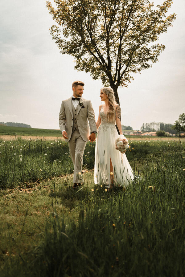 Glückliches Brautpaar bei seiner Hochzeit in Niederbayern