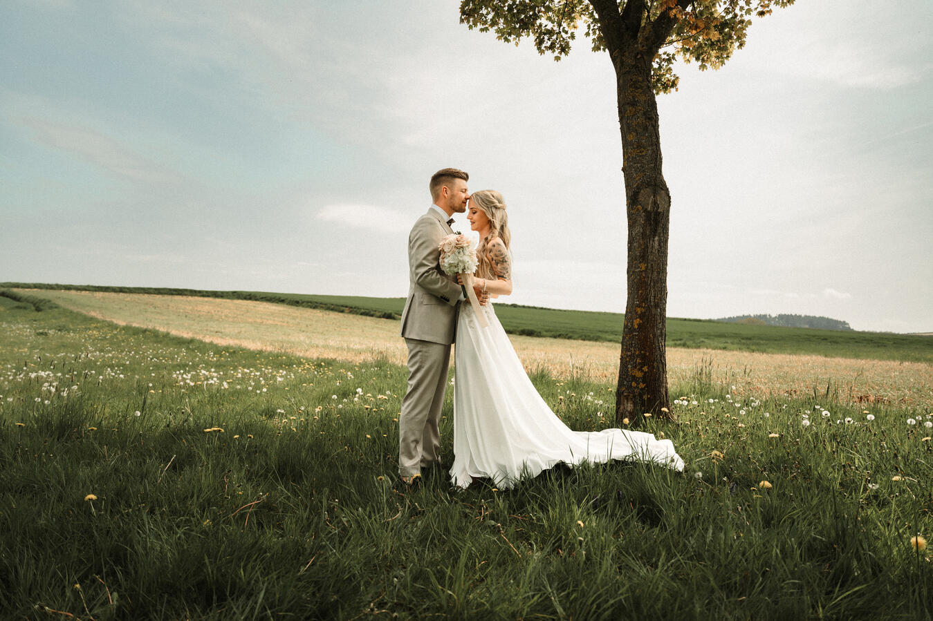 Frisch verheiratetes Paar bei einem romantischen Hochzeitsmoment in Bayern